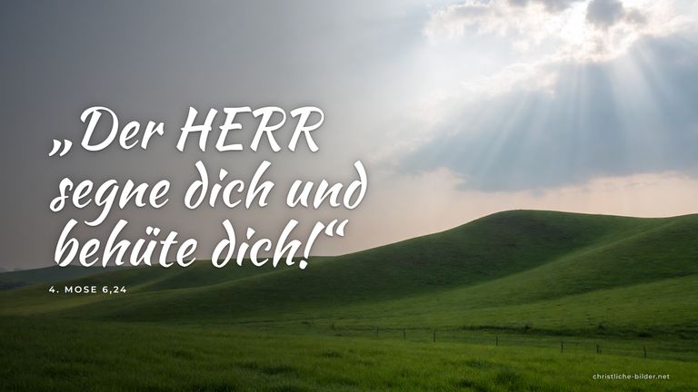 Desktop-Hintergrund mit Bibelvers 4. Mose 6,24: „Der HERR segne dich und behüte dich!“ – Sanfte Hügel mit Lichtstrahlen aus den Wolken