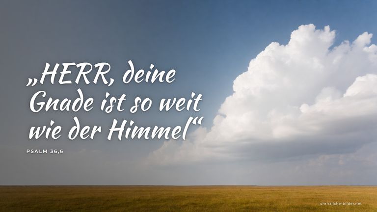Desktop-Hintergrund mit Bibelvers Psalm 36,6: „HERR, deine Gnade ist so weit wie der Himmel“ – Weiter Himmel mit Wolken über der Ebene