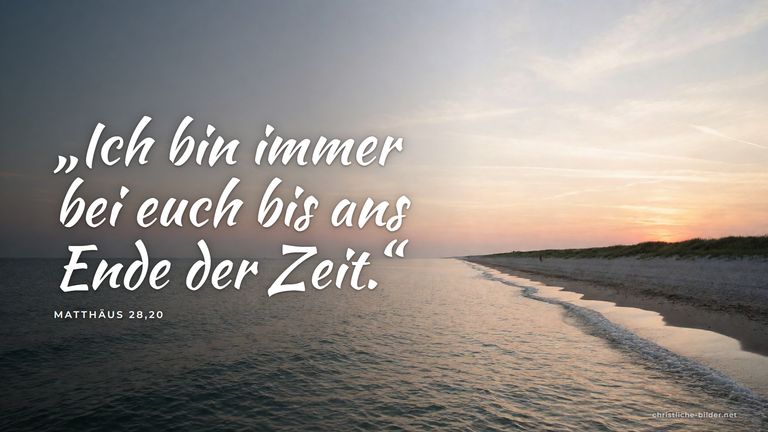 Desktop-Hintergrund mit Bibelvers Matthäus 28,20: „Ich bin immer bei euch bis ans Ende der Zeit.“ – Stiller Strand im Abendrot