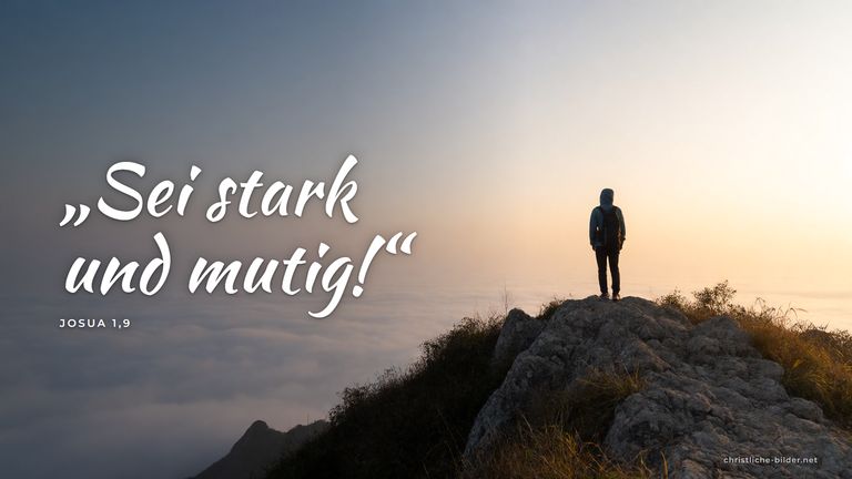 Desktop-Hintergrund mit Bibelvers Josua 1,9: „Sei stark und mutig!“ – Wanderer auf einem Berggipfel im Sonnenaufgang