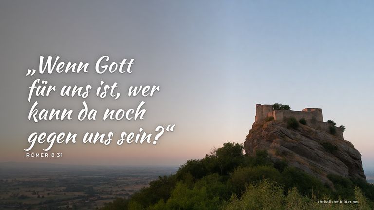 Desktop-Hintergrund mit Bibelvers Römer 8,31: „Wenn Gott für uns ist, wer kann da noch gegen uns sein?“ – Burg auf einem Felsen bei Sonnenaufgang