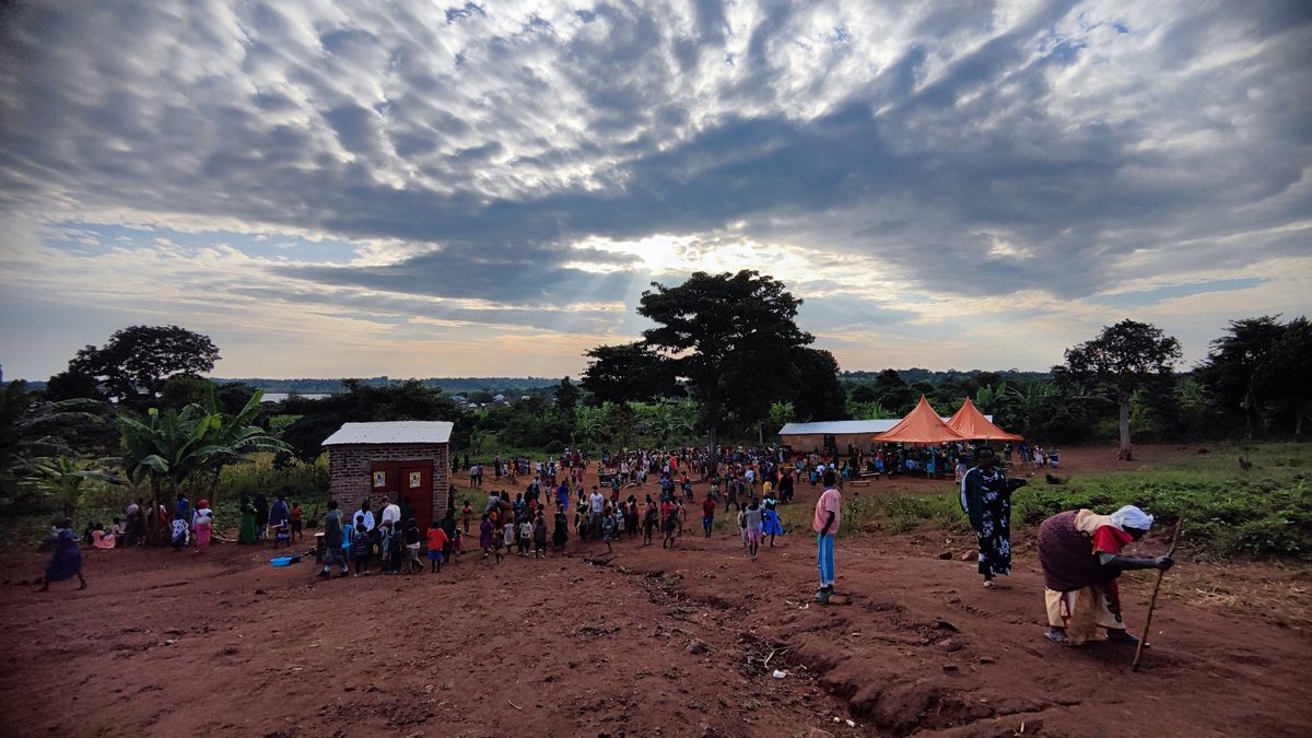 Abendhimmel über dem Gelände der christlichen Schule in Uganda