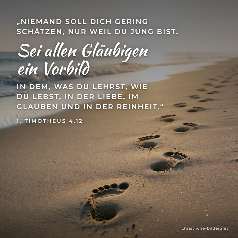 Bibelvers 1. Timotheus 4,12: Sei allen Gläubigen ein Vorbild – Fußspuren im Sand zur Sonne