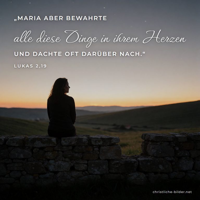 Bibelvers Lukas 2,19: Maria bewahrte alle diese Dinge in ihrem Herzen – Frau auf Mauer in der Abenddämmerung